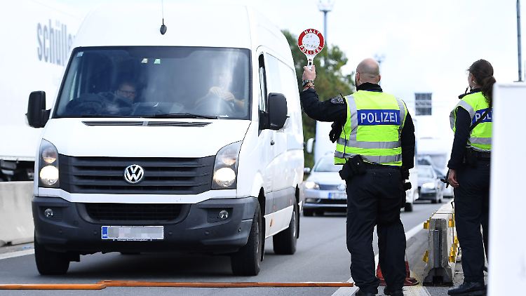 Grenzkontrolle an der deutsch-österreichischen Grenze - auch an der Südgrenze steigt die Zahl der unerlaubten Einreisen.