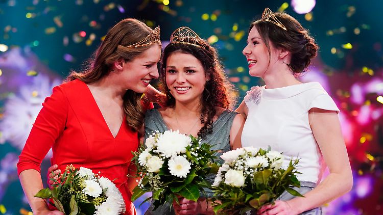 Die neue Deutsche Weinkönigin Katrin Lang (M.) zusammen mit den Weinprinzessinnen Luise Böhme (l.) und Juliane Schäfer.