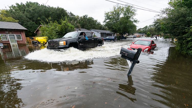 Die Stadt Charleston in South Carolina: Ein Auto fährt durch das von Hurrikan "Ian" verursachte Hochwasser.