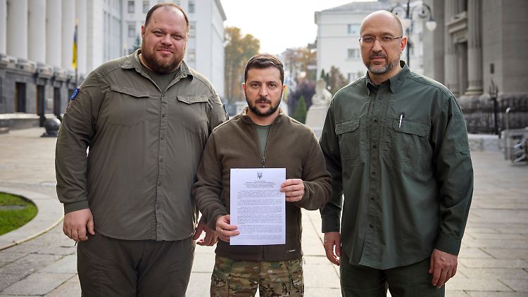 In einem Video unterzeichnet Präsident Wolodymyr Selenskyj den Antrag auf die NATO-Mitgliedschaft.