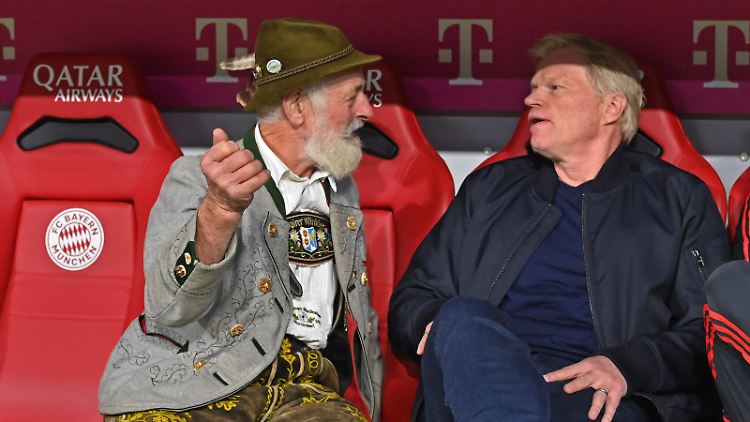 Ob Oliver Kahn und der Blaskapellen-Dirigent hier über die Torhymne reden, ist leider nicht bekannt.