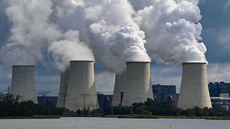 Das Braunkohlekraftwerk Jänschwalde in der Lausitz: Zwei Blöcke dürfen noch bis Ende Juni 2023 weiterlaufen.