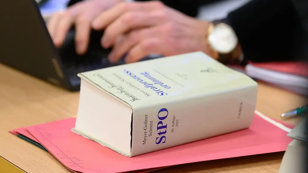 Die-Strafprozessordnung-liegt-zum-Prozessauftakt-im-Amtsgericht