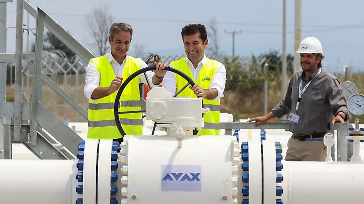 Bereits im Juli trafen sich der griechische Premierminister Kyriakos Mitsotakis (l.) und sein bulgarisches Pendant Kiril Petkow, um in der griechischen Stadt Komotini den griechischen Teil der Pipeline einzuweihen.