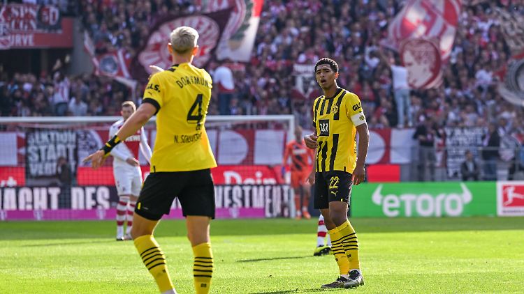 Schlechte Laune beim BVB. Nico Schlotterbeck und Jude Bellingham diskutieren.