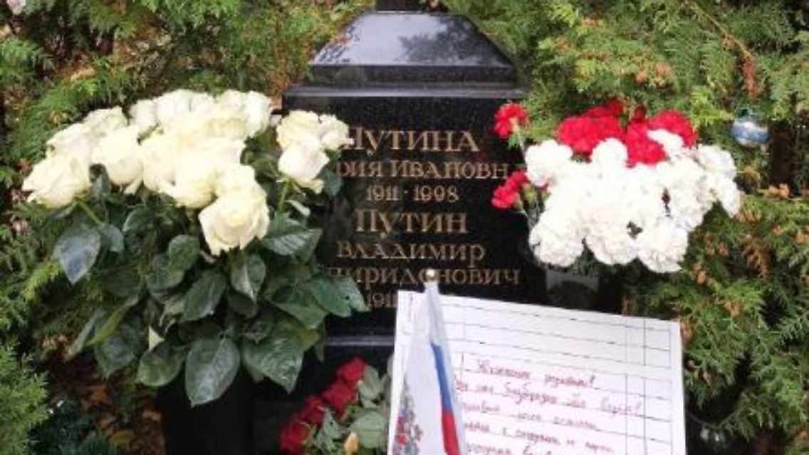 "Handeln Sie!": Das Grab von Putins Eltern in St. Petersburg.