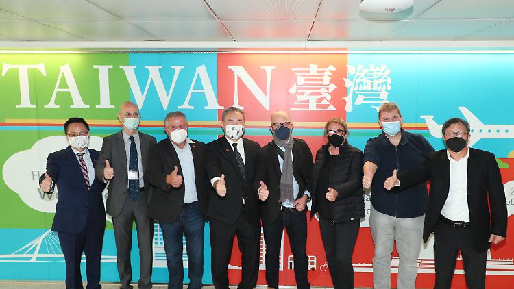 Die sechs Bundestagsabgeordneten werden in Taiwan begrüßt.