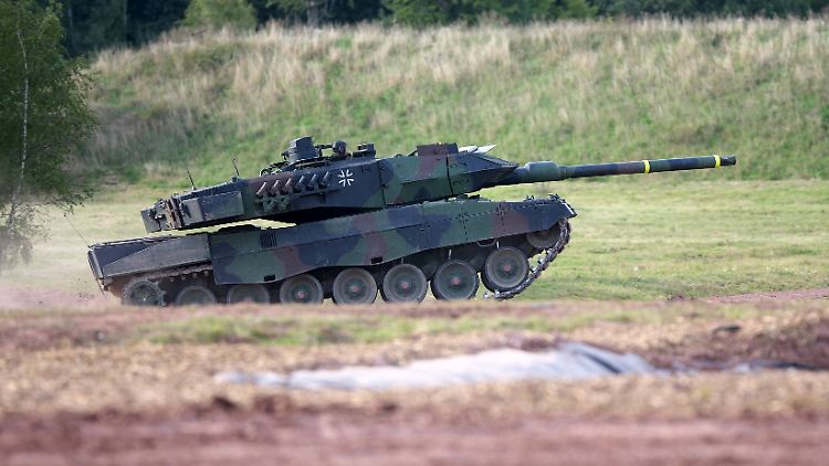 Eine "Wunderwaffe" für die Unterstützer der Ukraine? Ein "Leopard 2" der Bundeswehr auf dem Truppenübungsplatz Wildflecke.
