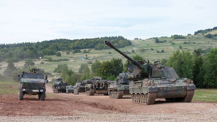 Auf dem Truppenübungsplatz Wildflecken werden ukrainische Soldaten am gepanzerten Fahrzeug Dingo (links) ausgebildet.