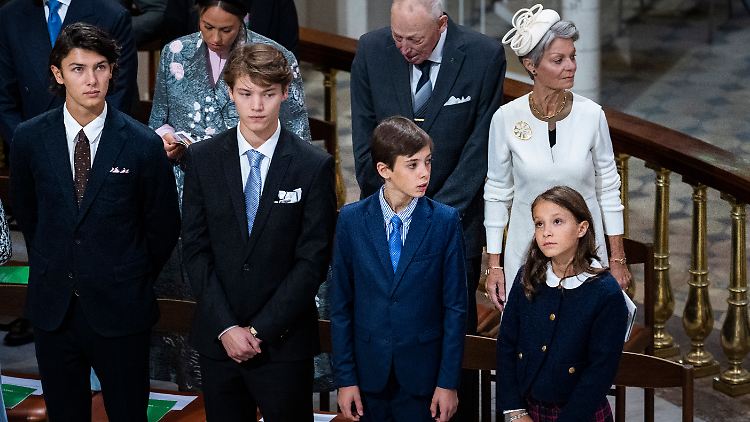 Prinzessin Athena (r) leidet unter den Maßnahmen der dänischen Königin.