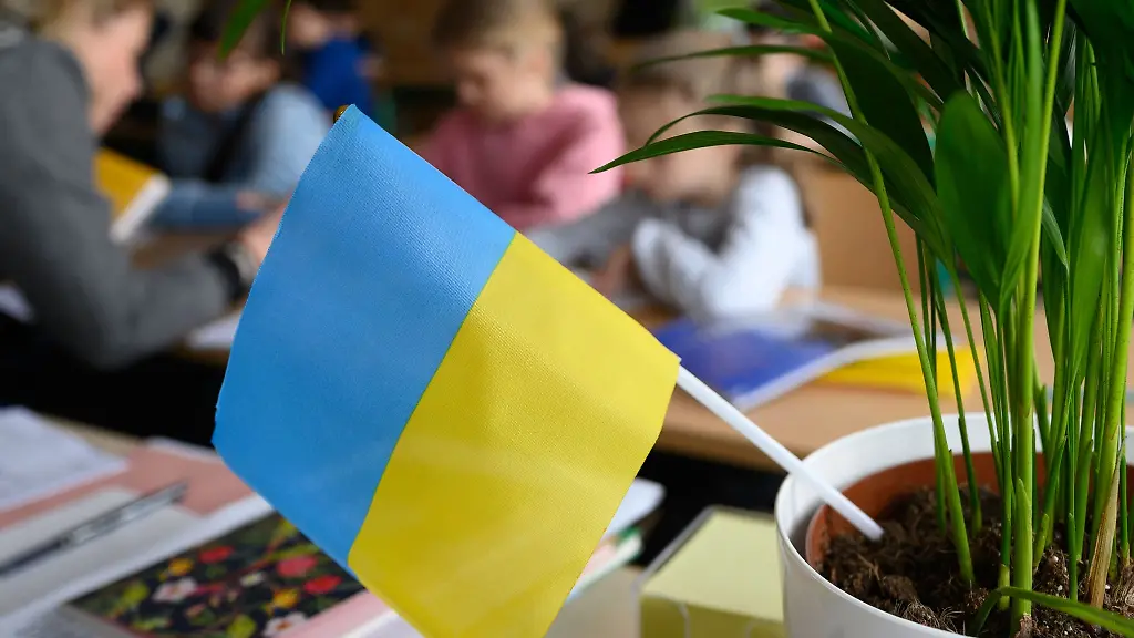 Grundschueler-aus-der-Ukraine-sitzen-in-einem-Klassenzimmer