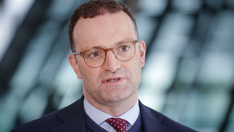 In einem aktuellen Buch beschäftigt sich Spahn mit seiner Zeit als Gesundheitsminister und dabei auch mit den scharfen Anfeindungen.