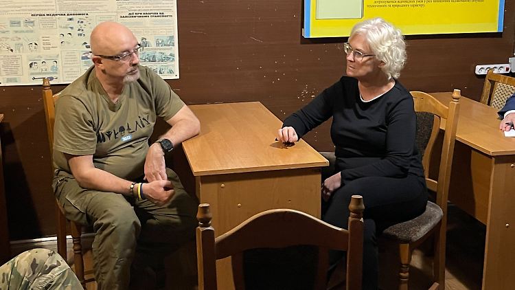 Bei ihrem Besuch in Odessa musste Verteidigungsministerin Lambrecht, hier im Gespräch mit ihrem ukrainischen Amtskollegen Resnikow, zweimal in den Luftschutzbunker.