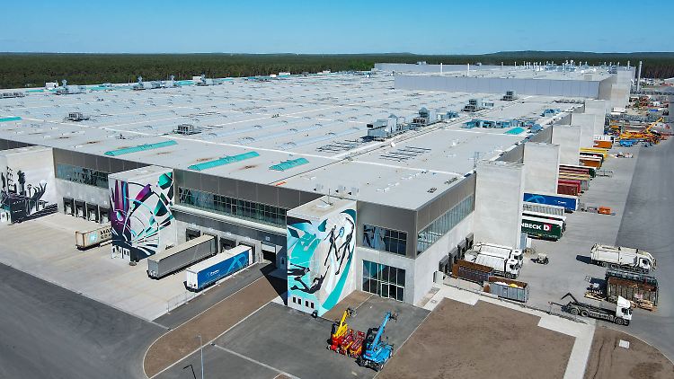 2021 lieferte Tesla 39.714 Einheiten nach Deutschland aus - künftig sollen mehr Fahrzeuge bei Berlin vom Band gehen.