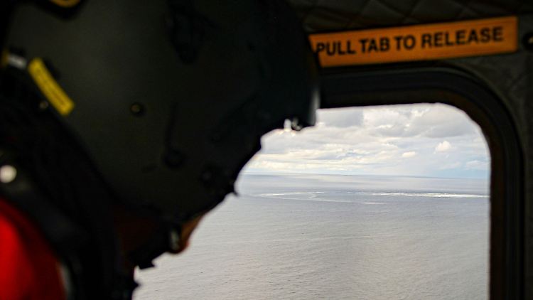 Die dänischen Streitkräfte verschafften sich aus einem Hubschrauber einen Überblick über das Gasleck in der Ostsee.