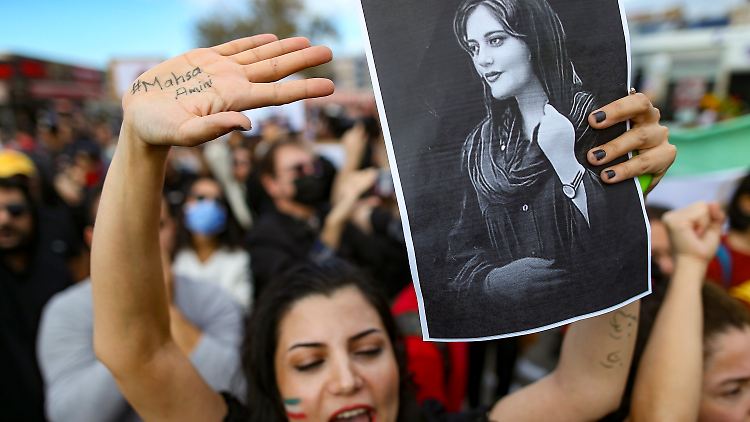 Weltweit demonstrieren Menschen gegen den repressiven Kurs der iranischen Regierung.