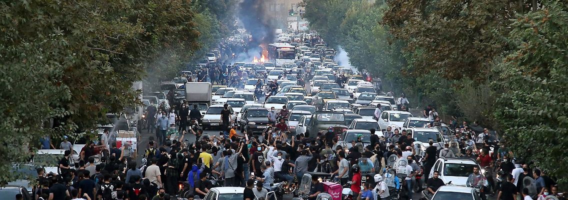 Demonstranten haben sich in der Innenstadt von Teheran versammelt.