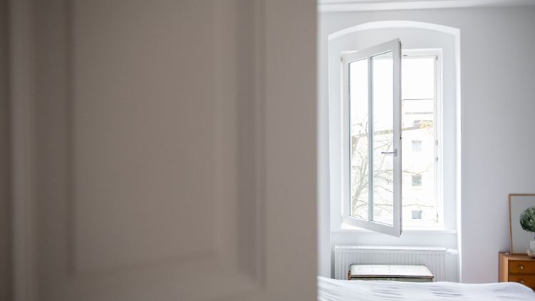 Stoßlüften ist wichtig, auch wenn es draußen sehr kalt ist - es reicht aber, das Fenster kurz weit zu öffnen.