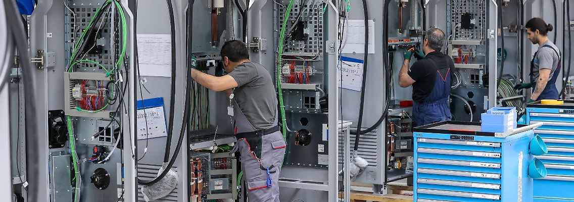 Mitarbeiter verdrahten im Leipziger Siemens-Werk Ladesysteme für Elektroautos. Bei der Angleichung der Arbeitszeiten ans West-Niveau sind die Betriebe der Metall- und Elektroindustrie in Ostdeutschland aus Sicht der IG Metall auf einem guten Weg.