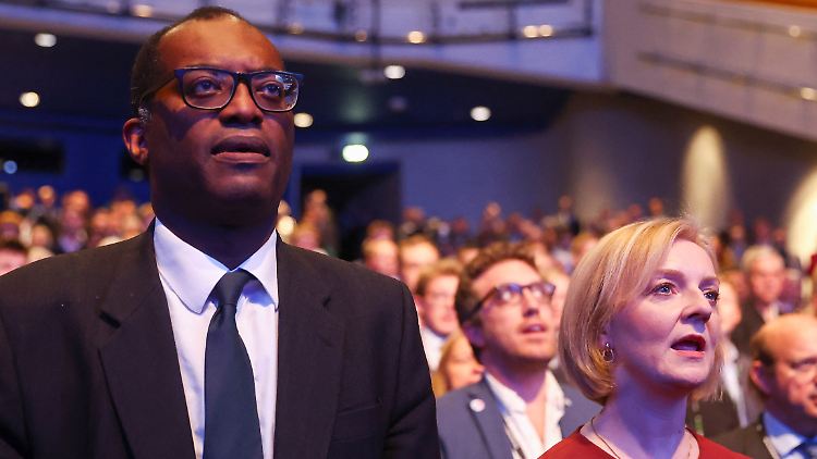 Finanzminister Kwarteng und Premierministerin Truss hatten mit ihrer Ankündigung, vor allem bei Gutverdienern die Steuern spürbar zu senken, für massive Kritik gesorgt. 