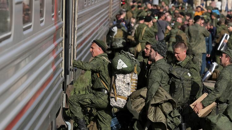 Im Auftrag des Kreml sollen derzeit mindestens 300.000 Männer für den Krieg in der Ukraine rekrutiert werden. Dabei kommt es offenbar zu zahlreichen Fehlern. 