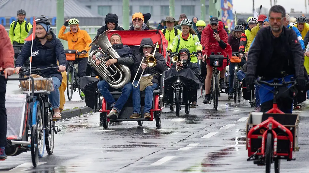 Eine-Blaskapelle-begleitet-eine-Fahrrad-Sternfahrt-fuer-eine-schnellere-Verkehrswende