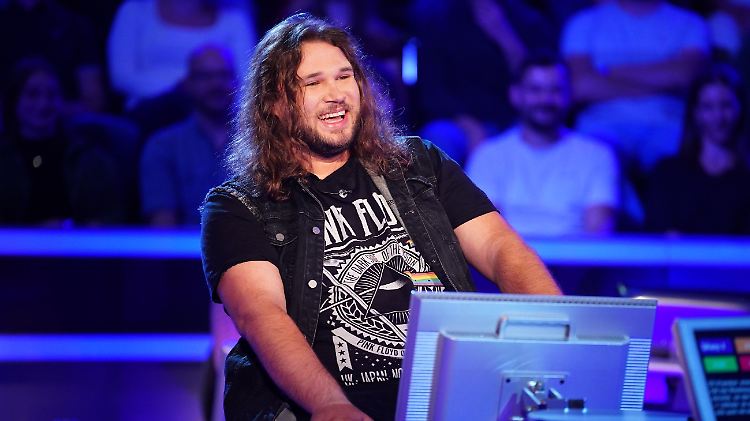 Kandidat Niklas Buhl verblüffte doppelt: Erst mit einer "Beichte" an seinen Vater - dann mit einem Tattoo-Versprechen.