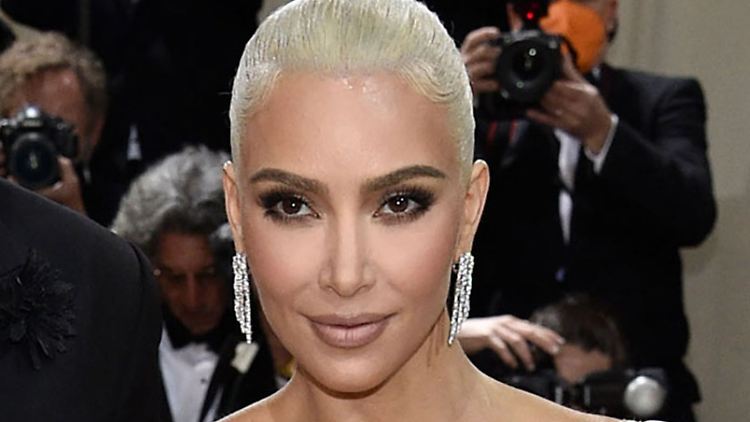 Auch Prominente wie Kim Kardashian müssen sich an die Gesetze halten. Das macht die US-Finanzmarktaufsicht nun nochmal deutlich.
