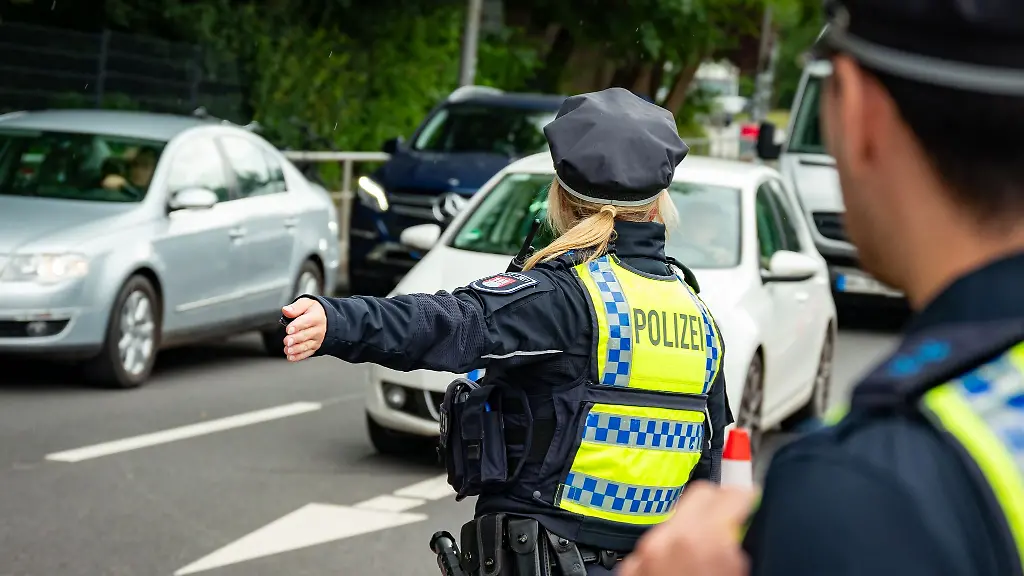 Eine-Polizistin-dirigiert-Autos-nahe-dem-Volksparkstadion
