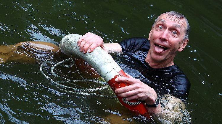 Forscher-Scherze: Kollegen "warfen" den Geehrten in ein Wasserbecken im Institut.
