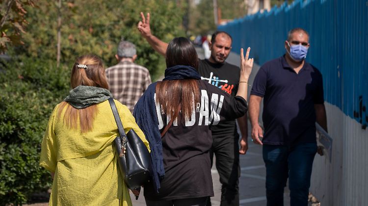 Frauen laufen durch Teheran ohne ihr Haar zu bedecken. Dafür können sie im Iran verhaftet werden.