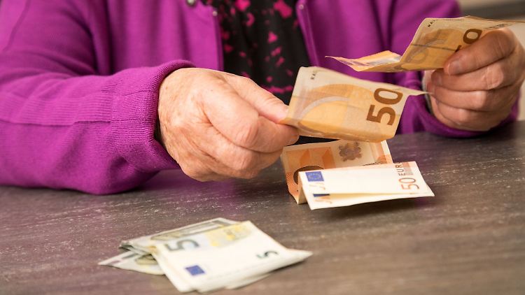 Viele Pflegeheime erhöhen nun die Preise für einen Pflegeplatz. Nicht alle Betroffenen können das finanziell gut stemmen.