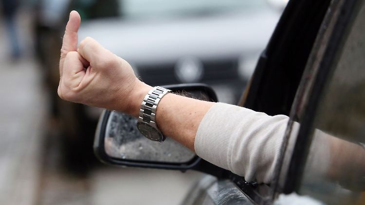 Ohne Worte aber mit viel Wut zur Hand: Aggressionen sind im Straßenverkehr alltäglich - gibt's ein Gegenmittel?