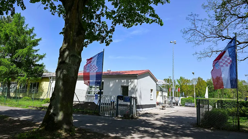 Kroatische-Flaggen-wehen-am-Eingang-zum-Volksparkstadion-Neuruppin