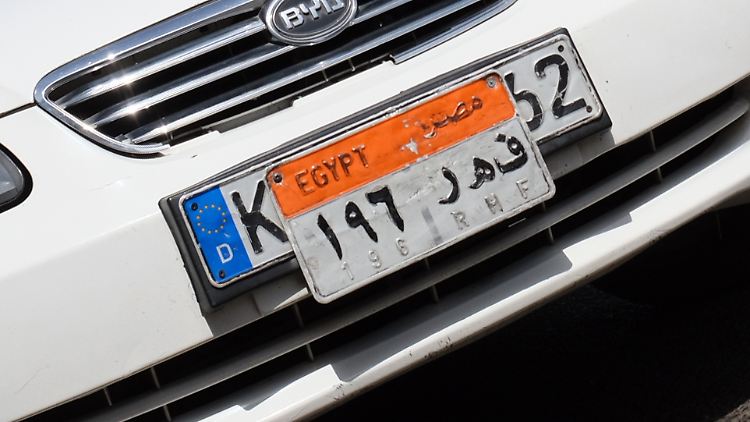 Das ägyptische Kennzeichen wird einfach auf das deutsche gepappt - was die Polizei in Kairo toleriert. 