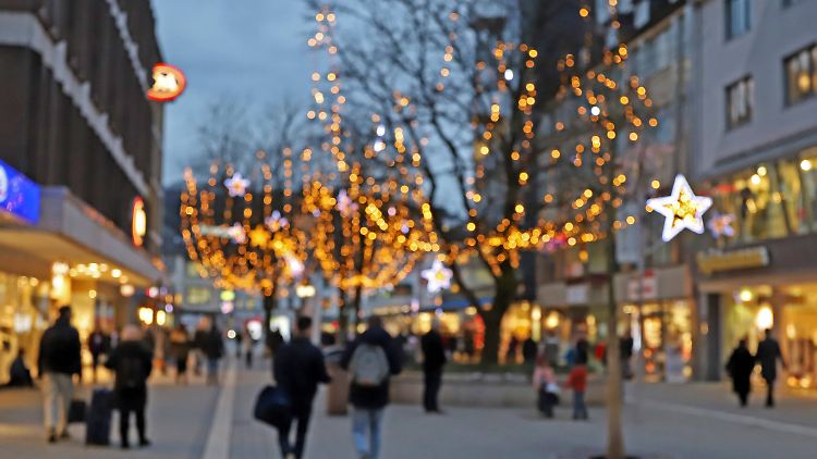 Für die Einzelhändler kommt die Konsumzurückhaltung zur Unzeit, steht doch das umsatzträchtige Weihnachtsgeschäft vor der Tür.