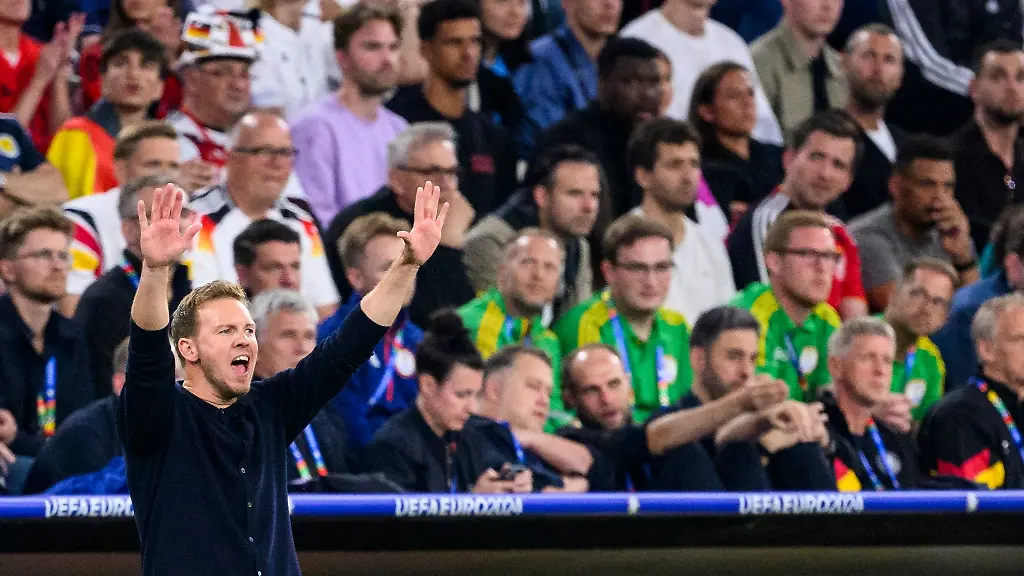 Muenchen-Fussball-Arena-Deutschlands-Trainer-Julian-Nagelsmann-gestikuliert