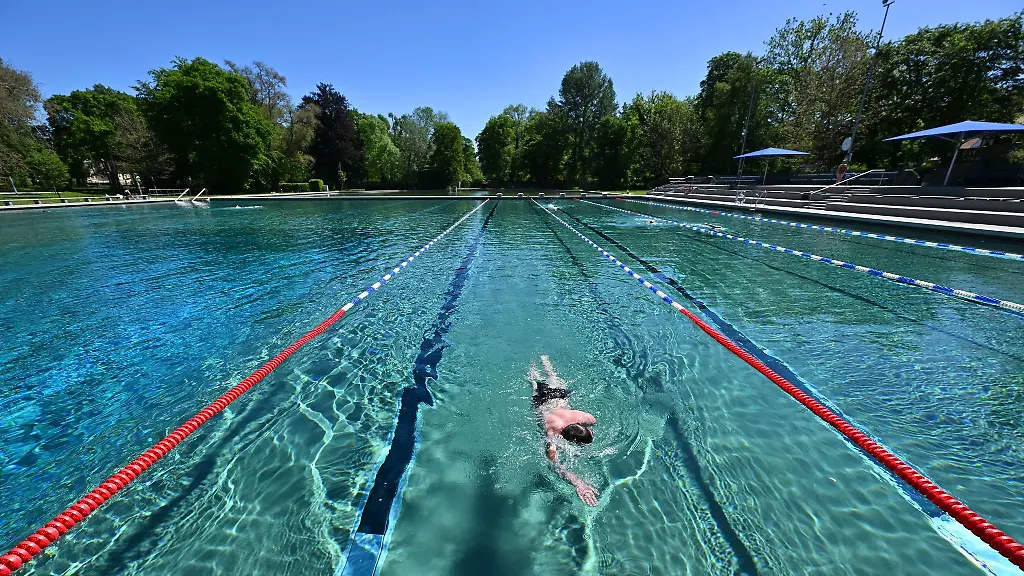Ein-Schwimmer-im-Wasser-des-Weimarer-Schwansee-Freibades