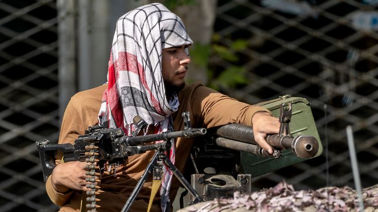 Ein Taliban-Kämpfer steht nach einer Explosion Wache in der afghanischen Hauptstadt Kabul in der Nähe einer Moschee.