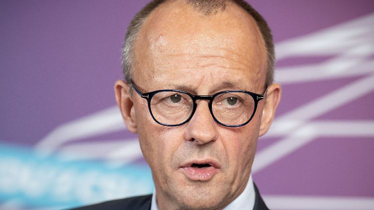 CDU-Chef Merz unterstellt der Bundesregierung, mit der Einführung des Bürgergeldes falsche Anreize für Geflüchtete zu setzen. 