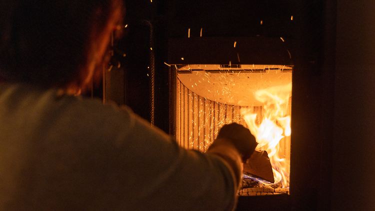 Wer einen Holzofen hat, fühlt sich womöglich besser auf etwaige Energieengpässe vorbereitet.