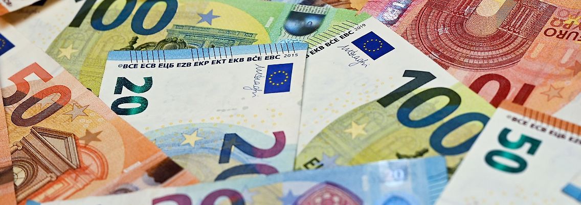 Eurobanknoten liegen auf einem Tisch.