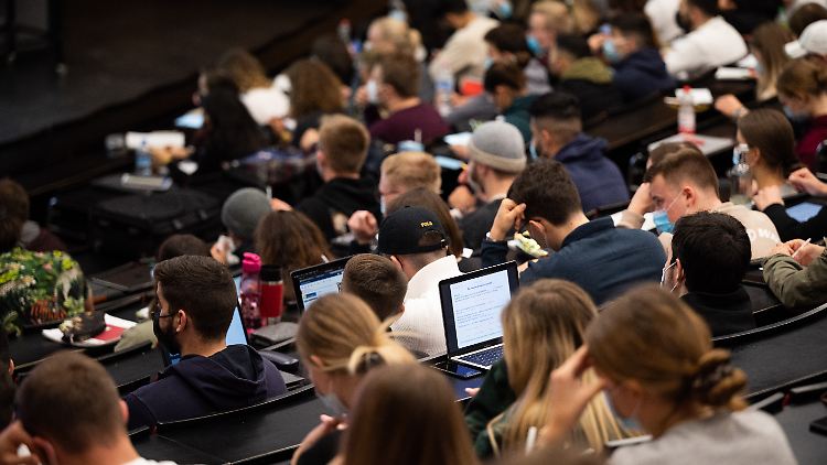 Deutlich mehr 25- bis 34-Jährige in Deutschland haben inzwischen einen Abschluss an einer Universität oder Fachhochschule oder einen Meister im Handwerk als noch im Jahr 2000.