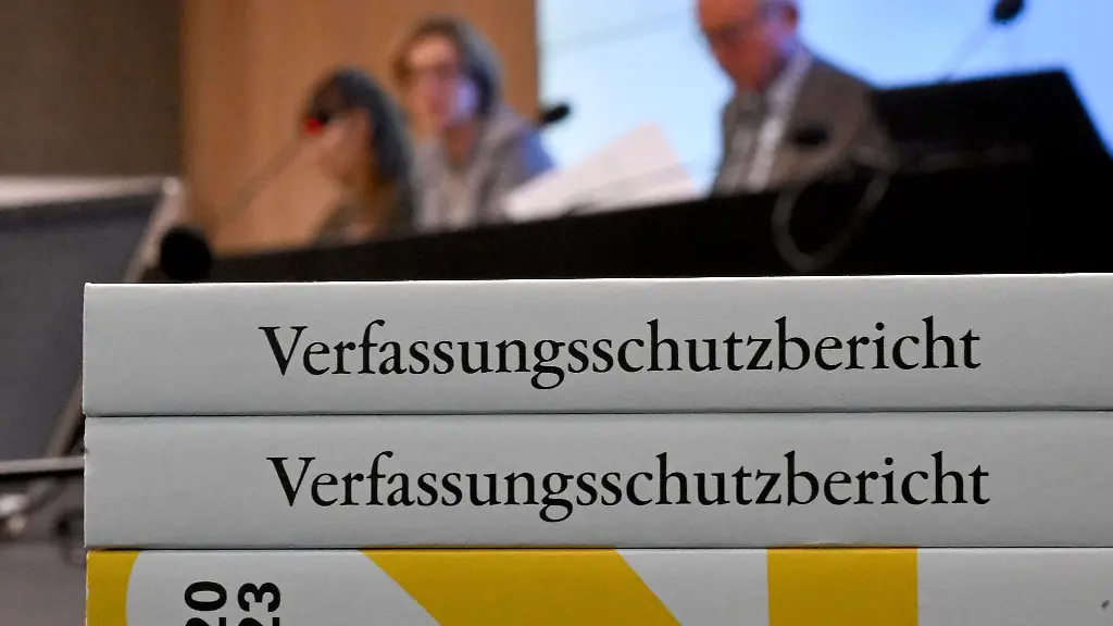Gedruckte-Verfassungsschutzberichte-2023-liegen-im-Landtag-bei-der-Vorstellung-des-Berichts-auf-einem-Tisch