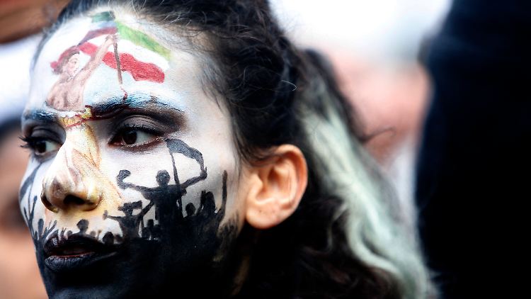 Solidaritätsdemonstration mit den Frauen im Iran in Paris.
