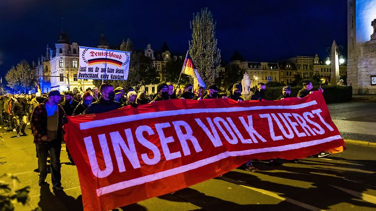 Mehr als 200 Demos registrierten die Behörden am Tag der Deutschen Einheit im Osten.
