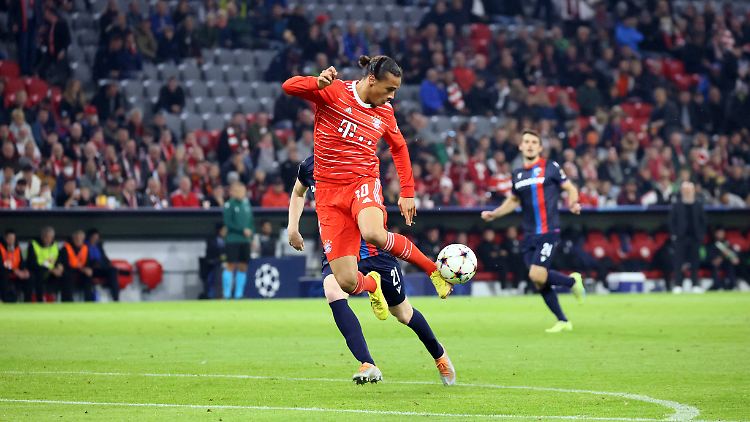 Leroy Sané nahm den Ball vor dem 4:0 akrobatisch wunderschön mit.