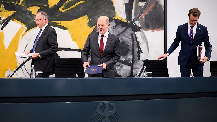 Kanzler Scholz und die Ministerpräsidenten
von Niedersachsen und Nordrhein-Westfalen, Stephan Weil und Hendrik Wüst, haben keinen Durchbruch zu verkünden.  