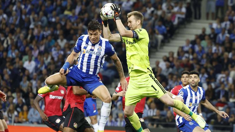 Bayer Leverkusen verlor ein wildes Spiel gegen den FC Porto.