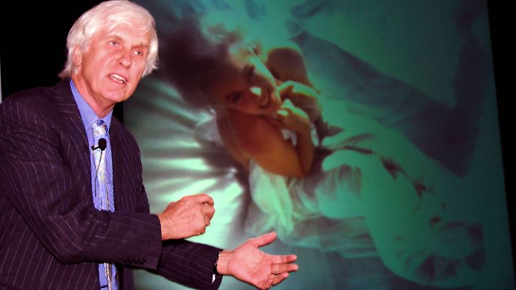 Douglas Kirkland vor einer seiner berühmten Aufnahmen von Marilyn Monroe.